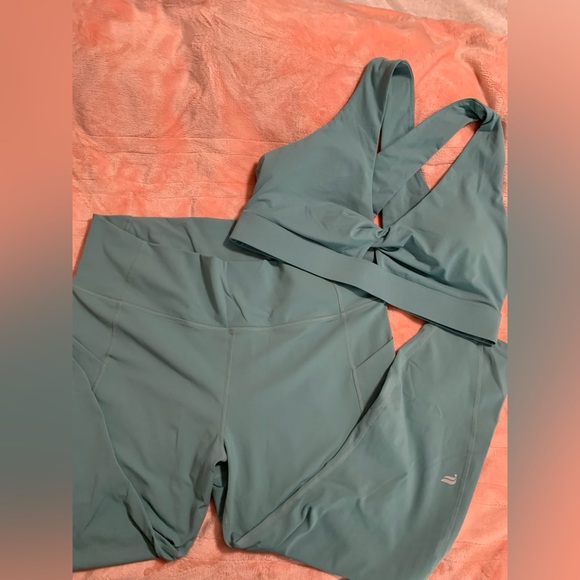 Fabletics Workout Set 2X/3X Like New - Picture 2 of 6